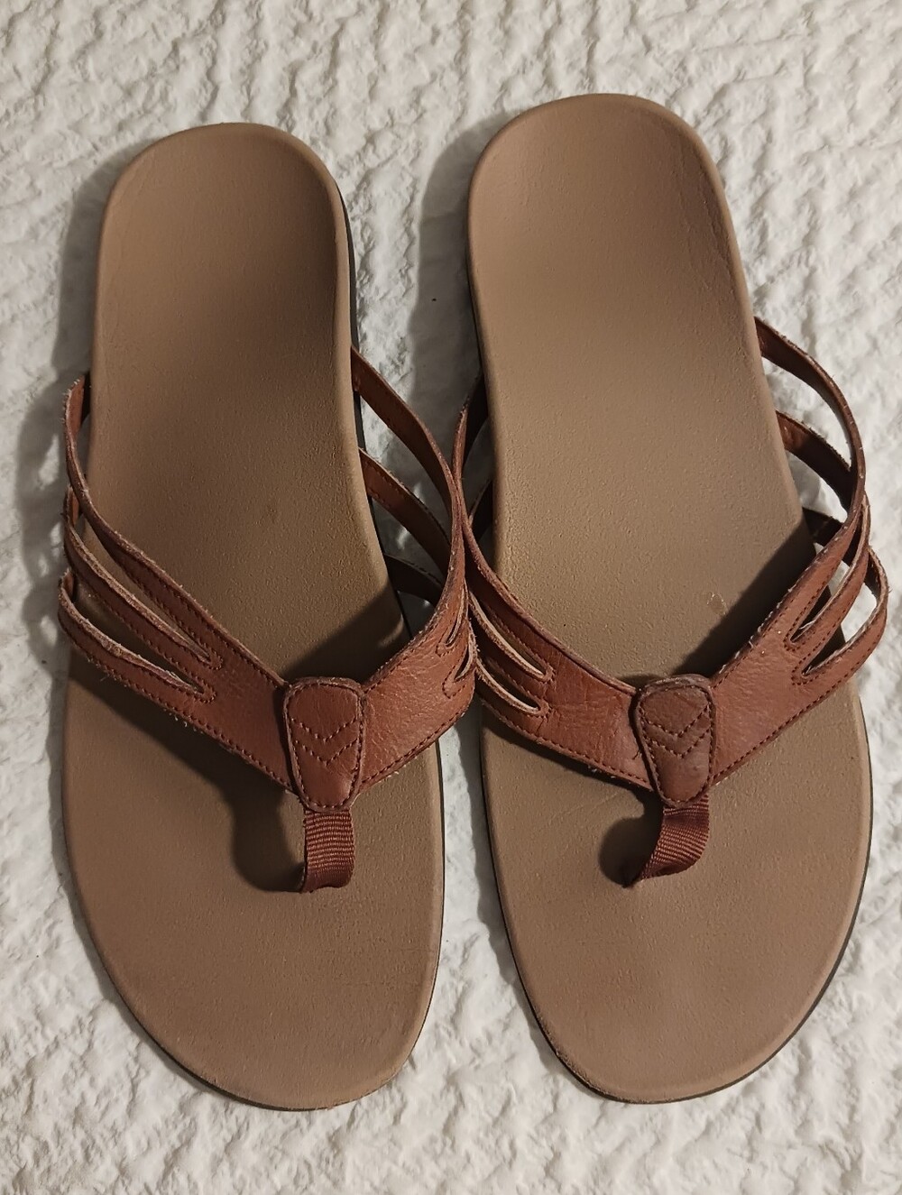 VIONIC Women’s Brown Leather-Style Thong Sandals